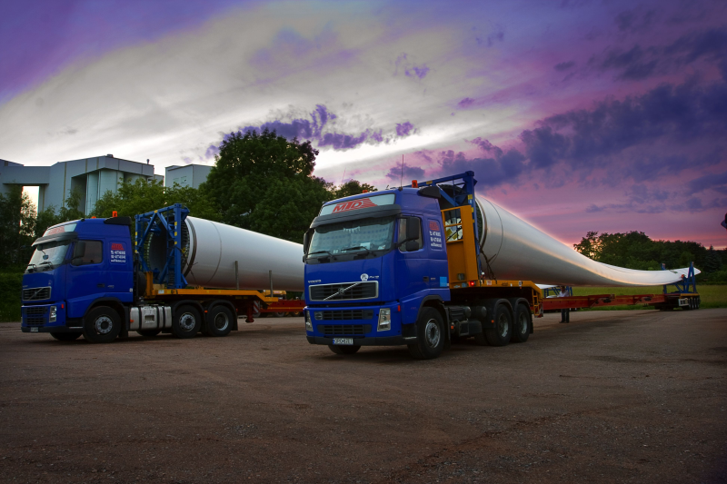 Wind turbine blades loaded onto a telescopic trailer